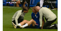 直接回更衣室了！第12分钟，德拉普大腿后侧拉伤，乔治替补登场
