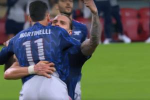 氛围太棒了👀马丁内利破门后，卡拉菲奥里狂指他球衣名回击批评