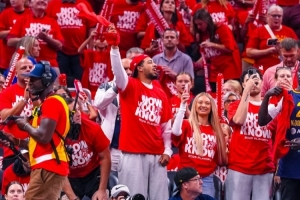 印城代言人！哈利携未婚妻现场助威狂热队季后赛比赛！