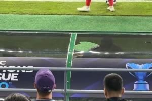 塞蒂恩血染赛场！？恩加德乌解围砸穿替补席顶棚，塞蒂恩被误伤