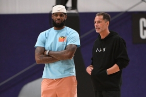 记者：詹姆斯和湖人在休赛期从未有过任何严肃的交易讨论