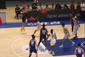 三分射手！香港金牛董健展现外线投射能力 命中4记三分拿13分3板