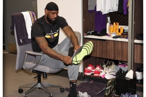 詹姆斯谈迷信：每场赛前我都会把球衣摆在地上 感觉不对就换球鞋