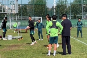 京媒：焦点战迎战海港，国安总经理李明现身训练场亲自督战