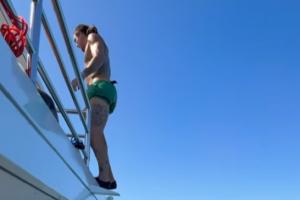 水花略大 后空翻给几分？戈登晒出游艇上跳水片段