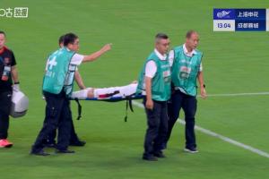 开场12分钟伤退！韦世豪射门后拉伤自己，表情痛苦被担架抬下场
