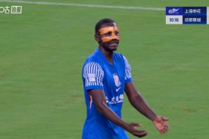 蓉城门前一片混乱！申花开角球形成三维弹球，阿苏埃最后一击踢偏