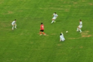 “蒙超”通辽队39号球员连续解围失误，送对手1V5破门