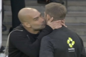 亲早了🤣第90分钟瓜帅笑着亲裁判脸颊，3分钟后被小马丁绝平