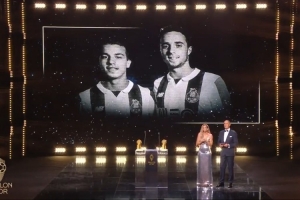 不仅仅是足球！金球奖颁奖典礼现场播放短片，悼念若塔兄弟