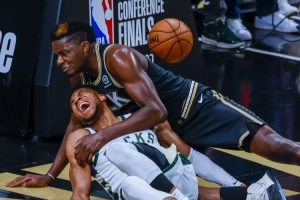 字母：21年东决受伤后我哭了 为什么是我？为什么总是我？