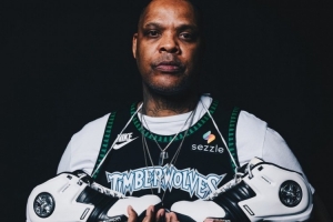 都是回忆！森林狼请来狂人斯普雷维尔上身示范复古球衣！