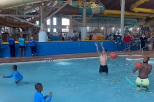 球滑影响手感！谢泼德&奥科吉泳池PK投篮 募集善款10000美元