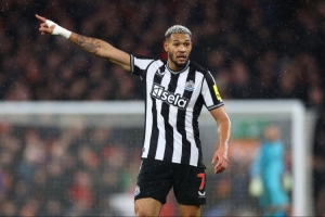 记者：乔林顿踢前锋效果不错，纽卡依靠集体来应对伊萨克的离队