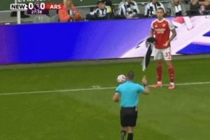 卡拉菲奥里掷边线球时试图用毛巾擦球，但裁判不允许