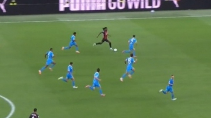 球王待遇😹魔笛斜塞发动反击，莱奥边路遭遇那不勒斯7人包围