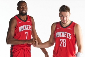 期待新赛季合作！申京晒与杜兰特合照：生日快乐兄弟