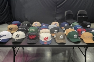 有你喜欢的吗？美记晒快船新赛季为球迷准备的主队球帽