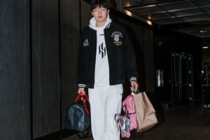 真是喜欢！开拓者晒球员入场照：杨瀚森依然带着粉色小书包