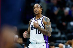 攻防亮眼！德罗赞半场填满数据栏 7中6拿到14分3板6助2断2帽！