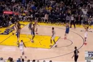 奋力反击！布克三分命中 太阳轰出13-2缩小分差打停勇士