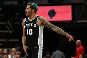 赛季首秀！索汉高效7投6中得16分2板1断 最后时刻6犯离场