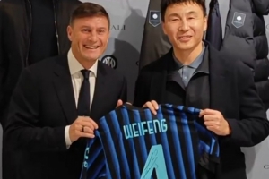 致敬传承，亦致敬热爱🖤💙萨内蒂与李玮锋交换球衣