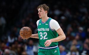 杜克校友对决！马威腾空暴起欲隔扣 弗拉格奋力防守阻拦成功