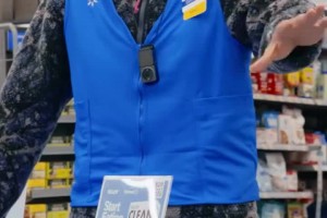 😂生活不易！字母哥休赛期兼职沃尔玛售货员 推销小点心