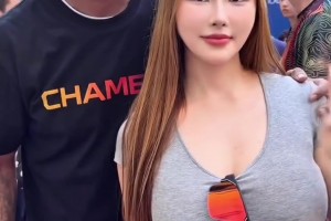 嚯，这丰满身材！😍健美女神李彧秀晒与马布里、方力申合影