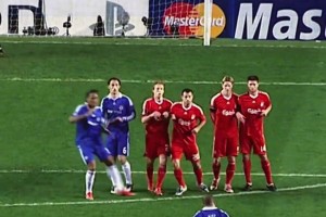 复制小罗神作😱！王爱芳超远任意球直接吊门，U20女足3-0领先