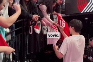 很多中国球迷观战首秀啊！杨瀚森为球迷送上签名并耐心互动~