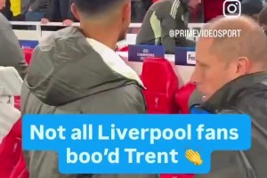 利物浦队博主：球迷为阿诺德鼓掌，他毫无表示😡