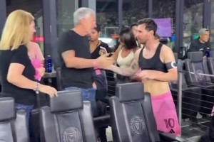 安东内拉眼里满眼都是梅西，一旁的儿子敢踢老子一脚啊🤣