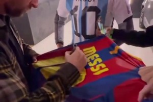 这都让你们守到了🐮！梅西参观诺坎普给球迷签名