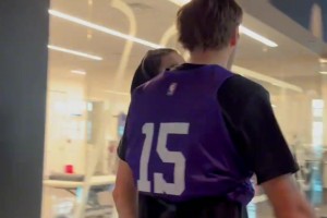 佳依：听说下周内谁要回来啦😄下周只打湖人 老詹会复出吗？